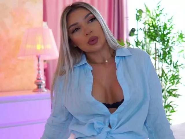 ArtTeasee from BongaCams