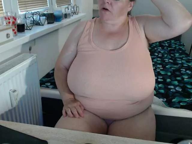 Bessy123 from BongaCams