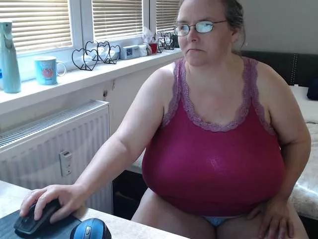 Bessy123 from BongaCams
