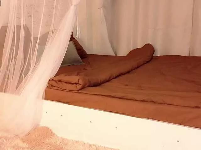 Charming-peach webcams show profile image 