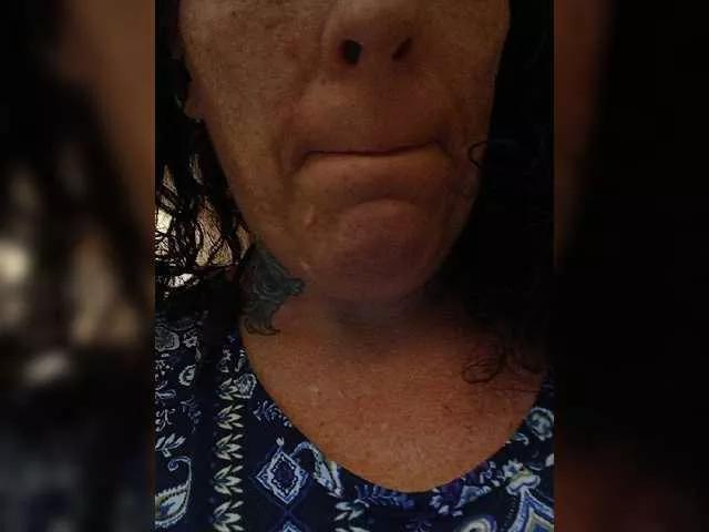 Cinnamon75 from BongaCams