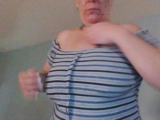 Cinnamon75 from BongaCams