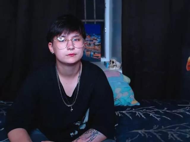 Crazyrojer webcams show profile image 