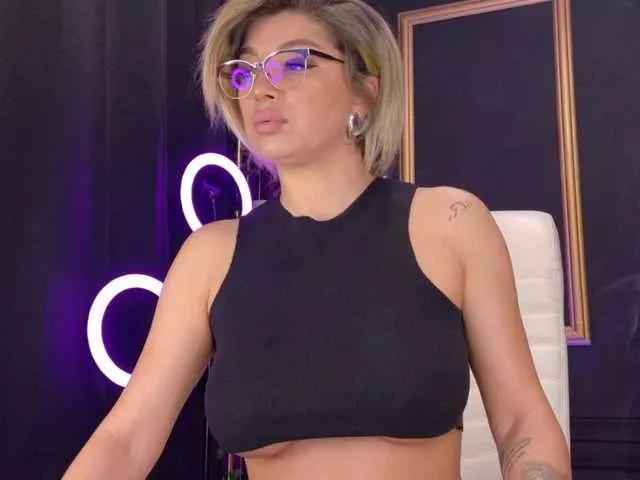 DeeaDiamond1 from BongaCams