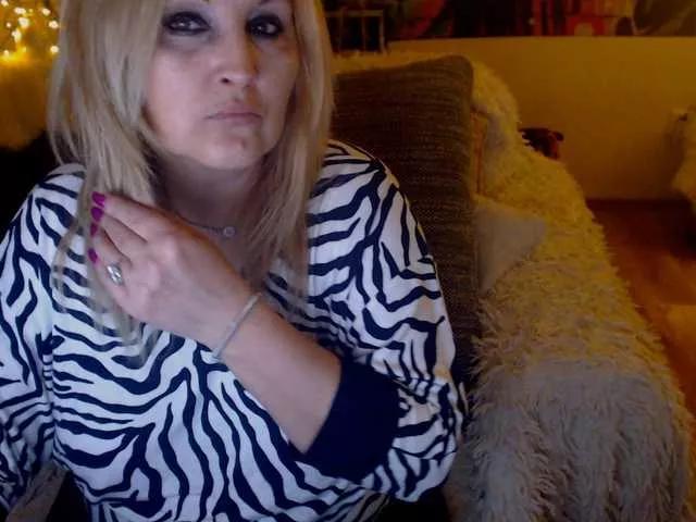 DivineBlond from BongaCams