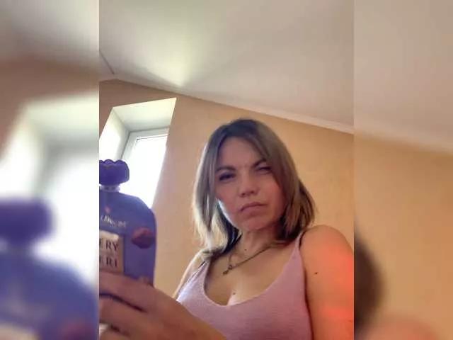 Ella-Pearlie from BongaCams