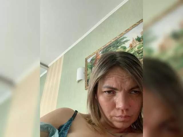Ella-Pearlie from BongaCams