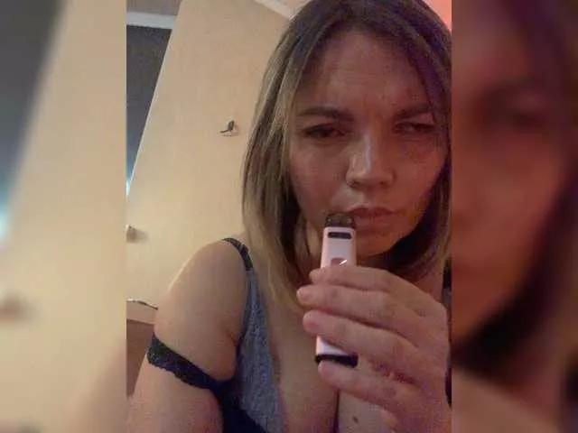Ella-Pearlie from BongaCams