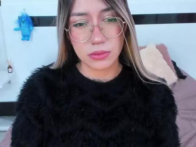 EllaDavs from BongaCams
