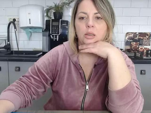 EllaSwan from BongaCams