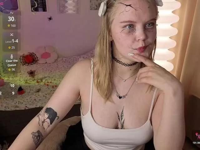 Essie-Fanning from BongaCams
