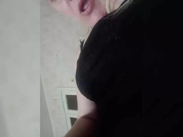 EveHugs from BongaCams