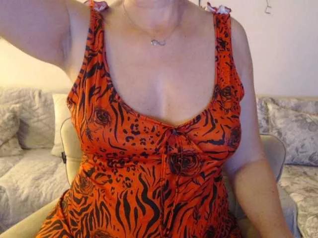 goodSnowQueen from BongaCams
