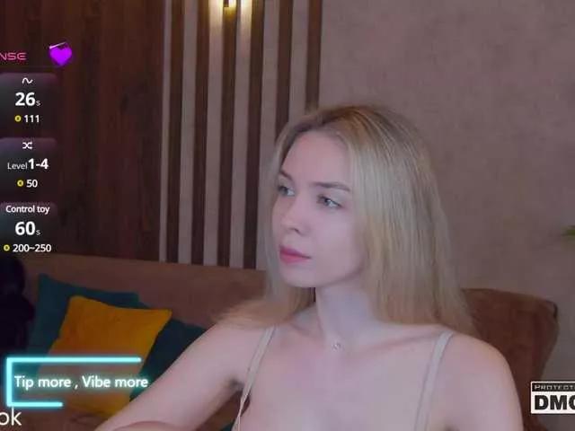 Hollywww from BongaCams