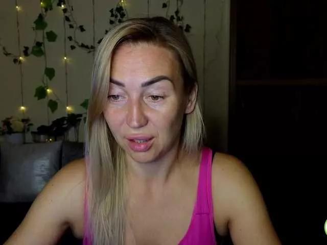 Jullyblondkiss from BongaCams