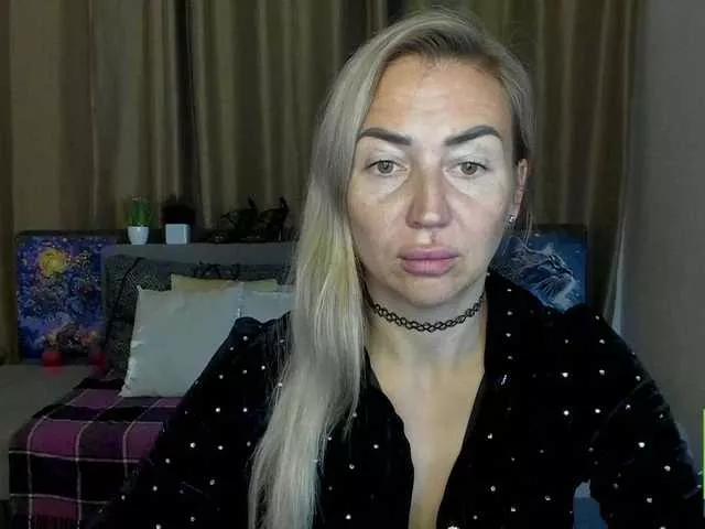 Jullyblondkiss from BongaCams