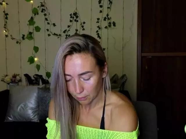 Jullyblondkiss from BongaCams