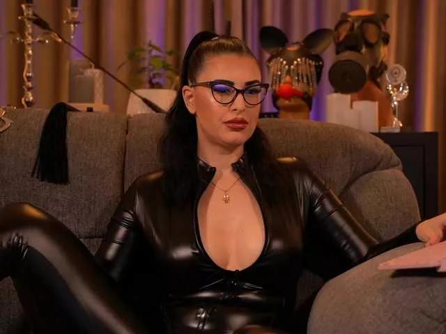 KellyKent from BongaCams