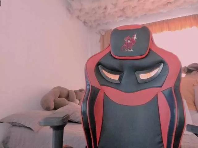 LauuuG from BongaCams