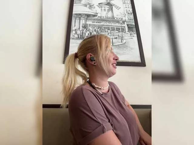 LilouKatt from BongaCams