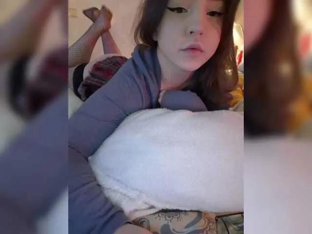 LittleDelora from BongaCams