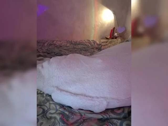 LittleDelora from BongaCams