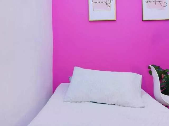 littleebonymommy from BongaCams