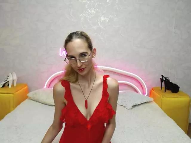 LizzieBrait from BongaCams