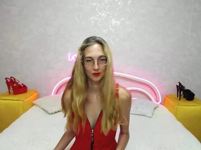 LizzieBrait from BongaCams