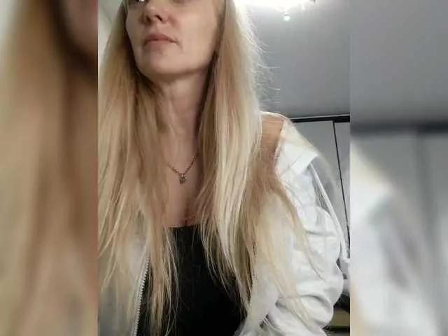 MonnaSky from BongaCams