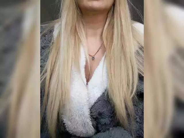 MonnaSky from BongaCams
