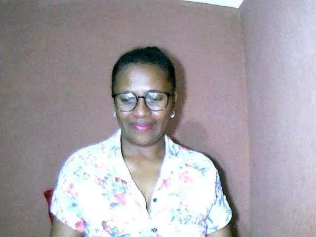 Nirinah2710 from BongaCams
