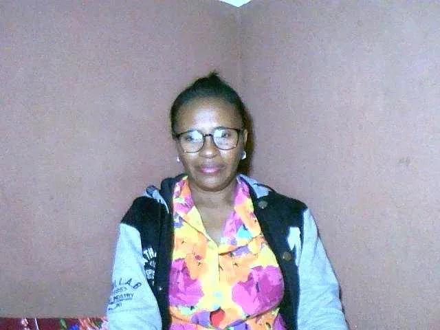 Nirinah2710 from BongaCams