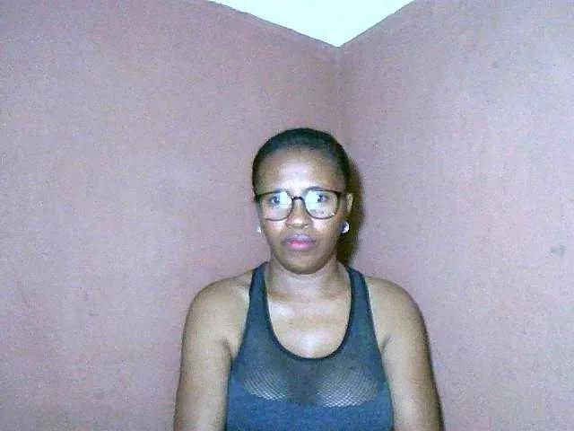 Nirinah2710 from BongaCams