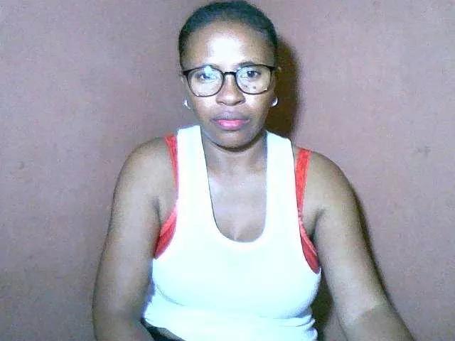 Nirinah2710 from BongaCams