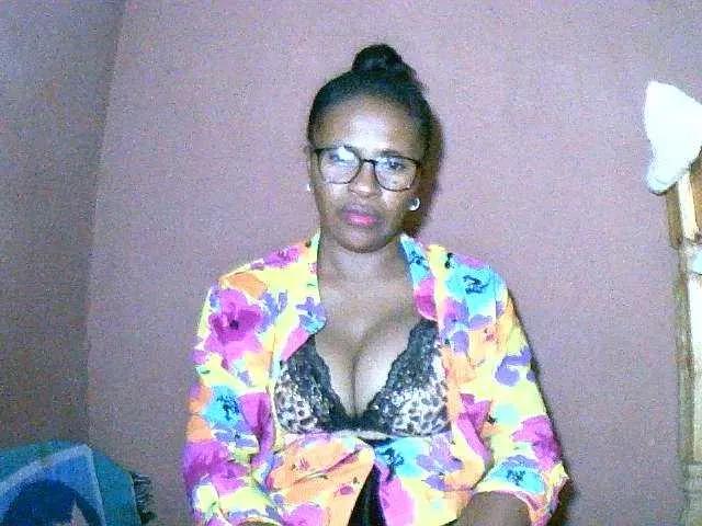 Nirinah2710 from BongaCams