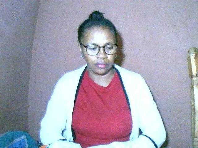 Nirinah2710 from BongaCams
