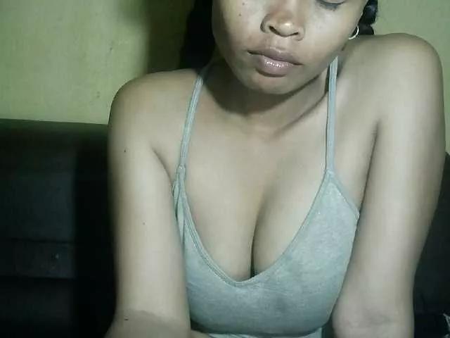 Pussy01lips from BongaCams