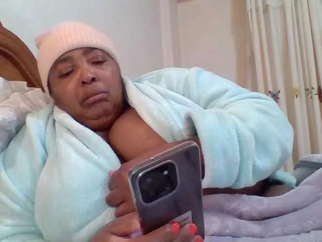 pussylips53 from BongaCams