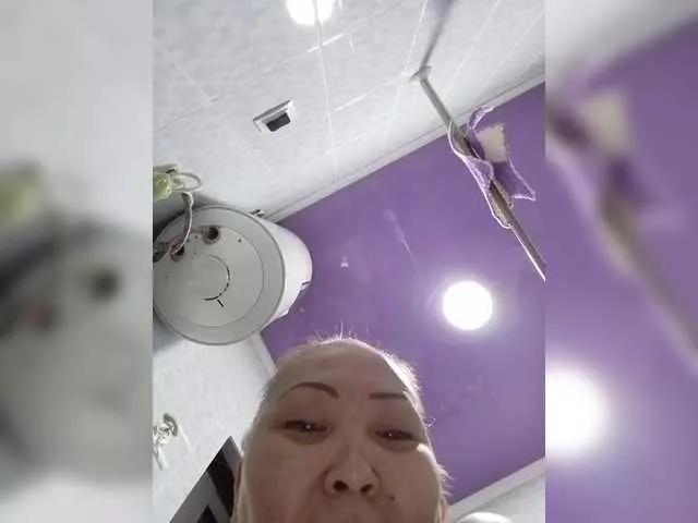 Qweentis from BongaCams