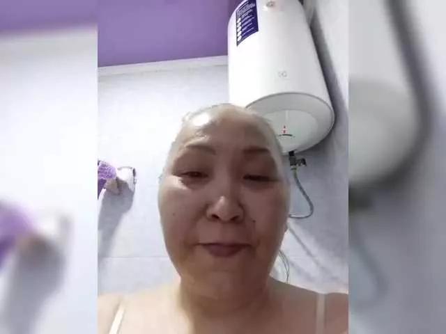 Qweentis from BongaCams