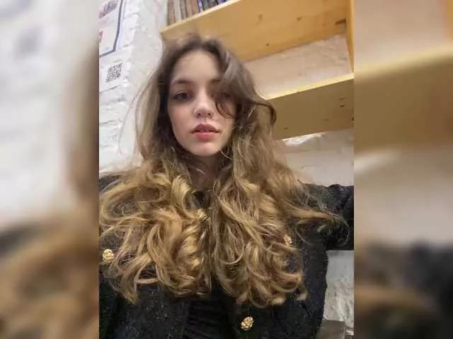 SarahSupershy from BongaCams