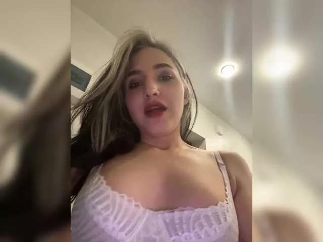 YoloLove from BongaCams