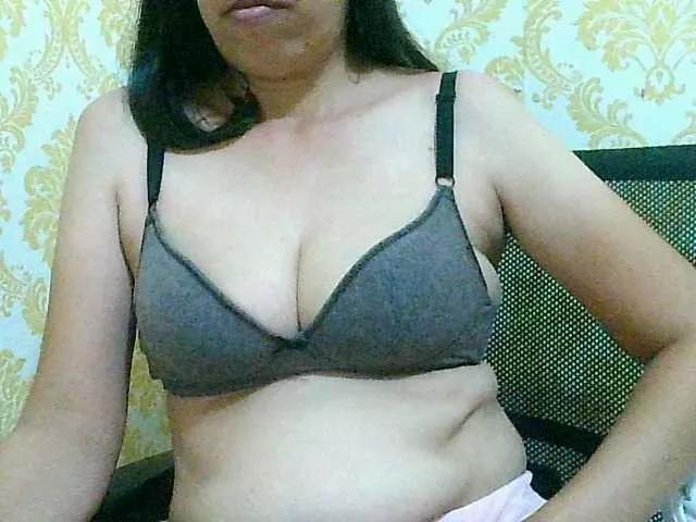 Yummyflirttits69 from BongaCams