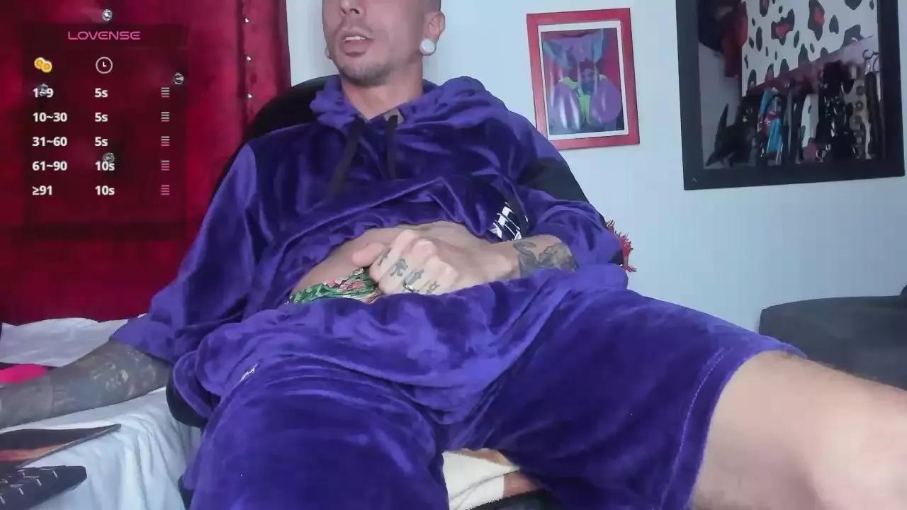 aaronbigdickxxx from Cam4