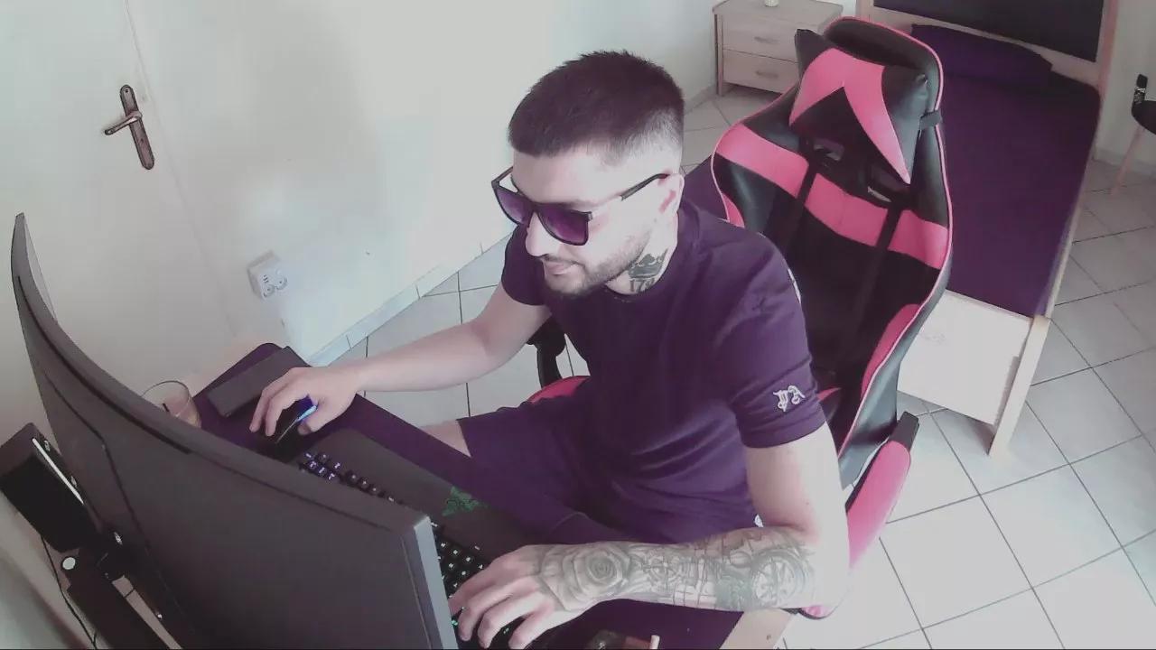 AlbanianFker21 from Cam4