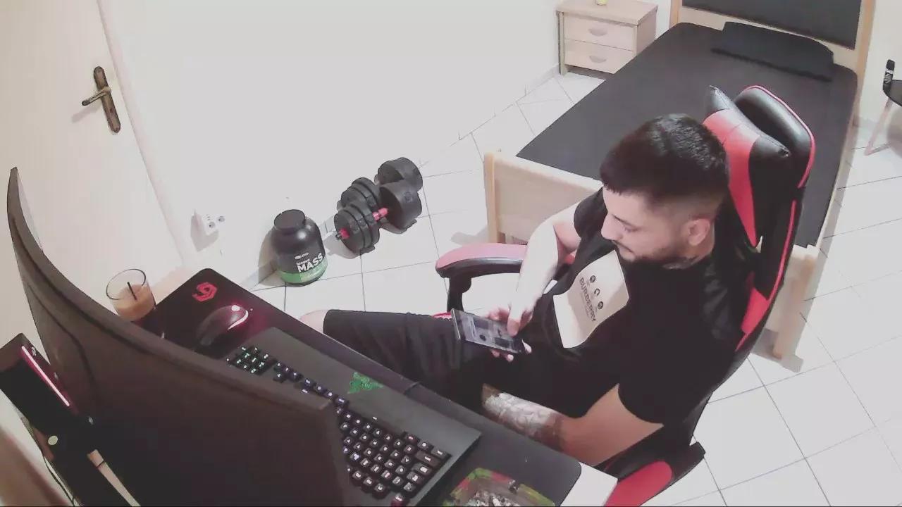 AlbanianFker21 from Cam4