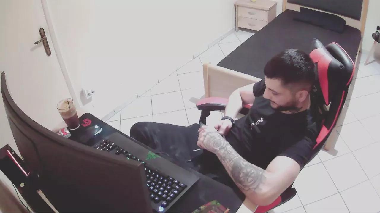 AlbanianFker21 from Cam4