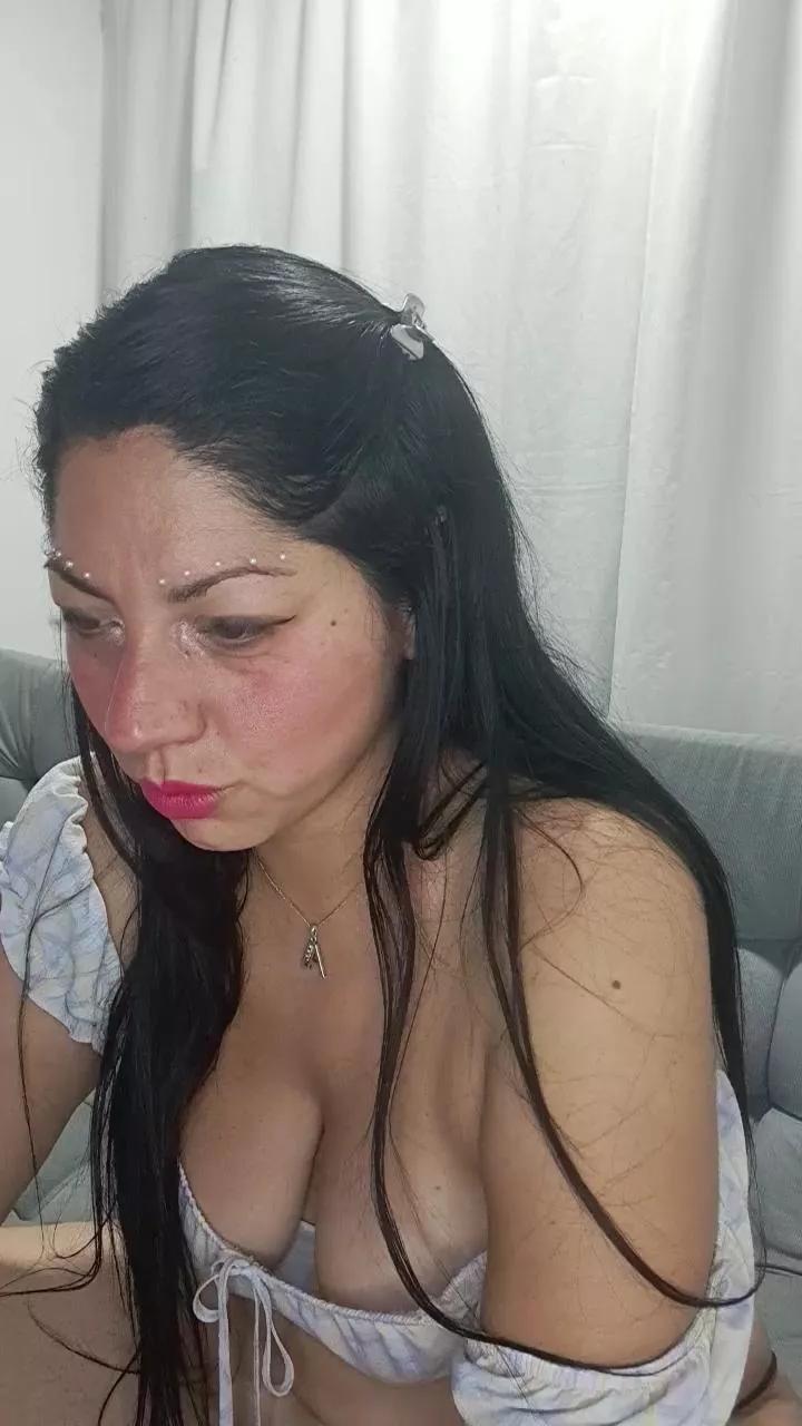 bella_milf1 from Cam4