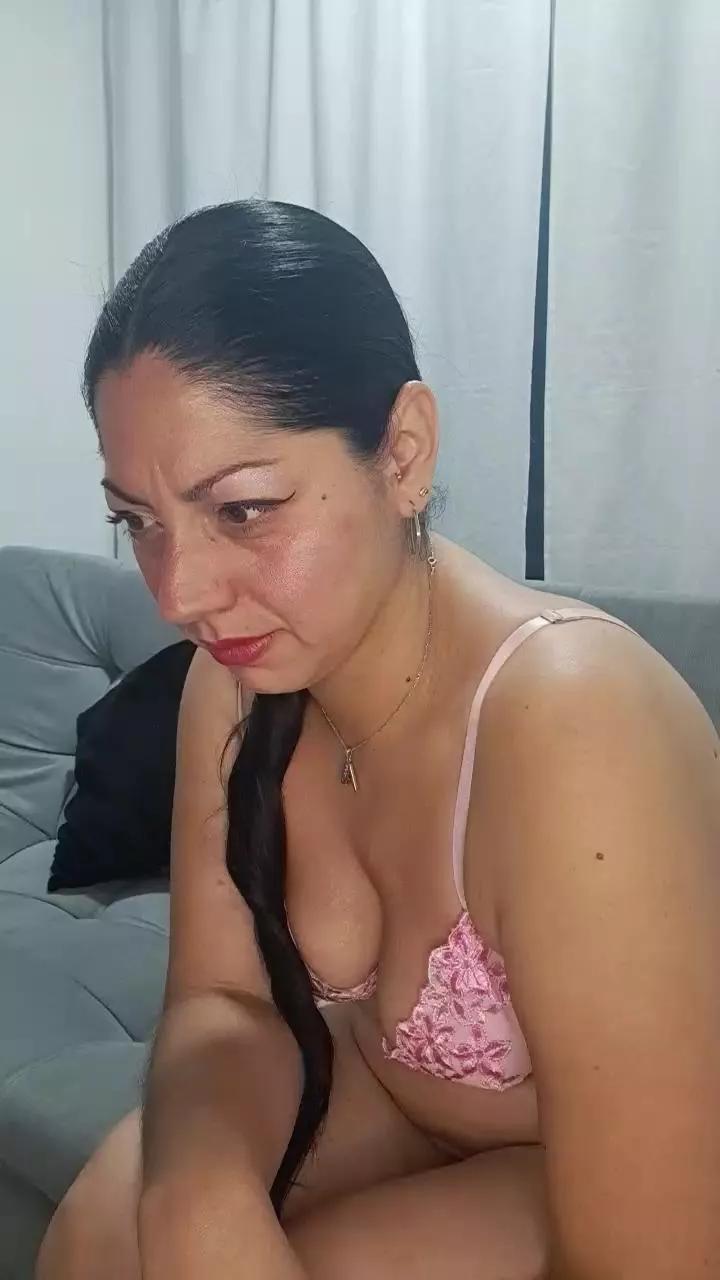 bella_milf1 from Cam4